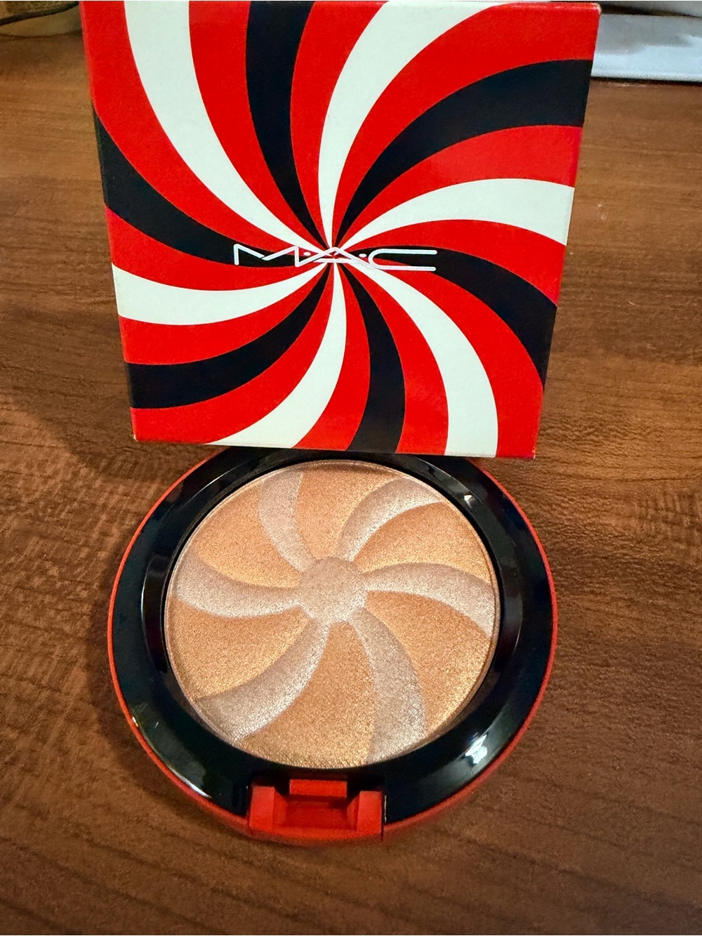 MAC Cosmetics Shimmering Peach-Gold Highlighter